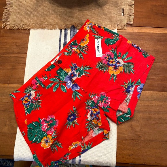 NWT Old Navy Women's shorts - SZ 10 - never worn!! - Picture 1 of 3